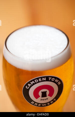 Ein Pint Lager in Camden Town Brewery London Stockfoto