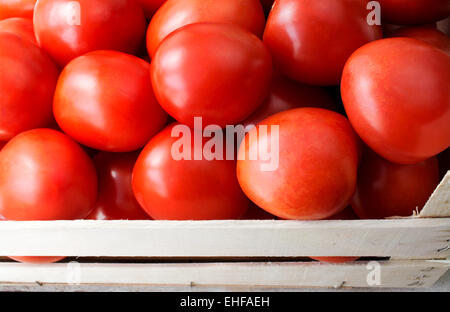 Schuss von frischen Tomaten in einer Holzkiste hautnah Stockfoto