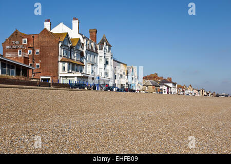 Häuser am Meer in Aldeburgh, Suffolk, Großbritannien, mit dem Brudenell Hotel im Vordergrund Stockfoto