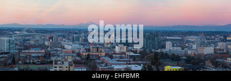 Blick auf Portland Oregon Pearl District Stadtbild mit Mt St Helens und Mt Adams Fremont Bridge bei Sonnenuntergang Panorama Stockfoto