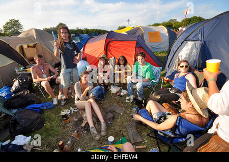 Eine Gruppe von Freunden in ihren Zelten an Glastonbury Festival, Pilton, Somerset, UK, Juni 2009. Stockfoto