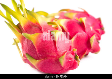 Drei Drachen exotische Früchte, selektiven Fokus auf erste Frucht, isoliert auf weißem Hintergrund Stockfoto