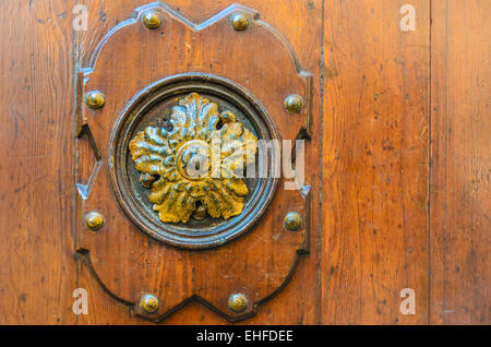 Alte dekorative Element auf eine Holztür in Venedig, Italien Stockfoto