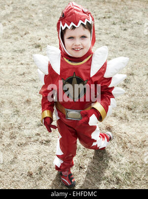 Kleiner Junge verkleidet am Camp Bestival Lulworth Castle Dorset Freitag, 30. Juli 2010. Stockfoto