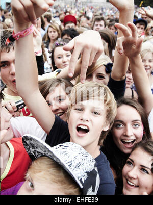 Kinder in der Menge am Lager Bestival Lulworth Castle Dorset Freitag, 30. Juli 2010. Stockfoto