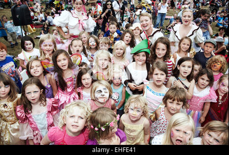 Gruppe von Kindern am Camp Bestival Lulworth Castle Dorset Samstag, 31. Juli 2010. Stockfoto