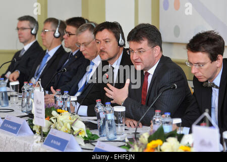 Strbske Pleso, Slowakei. 13. März 2015. Von rechts: tschechischer stellvertretender Außenminister Petr Drulak, der slowakische Außenminister Miroslav Lajcak, Minister von Außenpolitik von Dänemark Ulrik Vestergaard Knudsen, finnische Staatssekretär Peter Stenlund und Isländisch Minister für auswärtige Angelegenheiten Gunnar Bragi Sveinsson abgebildet auf der Pressekonferenz nach der zweitägigen Sitzung der Außenminister aus Tschechien, Polen, Slowakei, Ungarn und baltischen und skandinavischen Ländern in Strbske Pleso , Slowakei, Freitag, 13. März 2015. © Jan Koller/CTK Foto/Alamy Live-Nachrichten Stockfoto