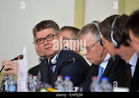 Strbske Pleso, Slowakei. 13. März 2015. Isländisch-Minister für auswärtige Angelegenheiten Gunnar Bragi Sveinsson (links) während der Pressekonferenz nach der zweitägigen Sitzung der Außenminister aus Tschechien, Polen, Slowakei, Ungarn und baltischen und skandinavischen Ländern in Strbske Pleso, Slowakei, Freitag, 13. März 2015 abgebildet. © Jan Koller/CTK Foto/Alamy Live-Nachrichten Stockfoto