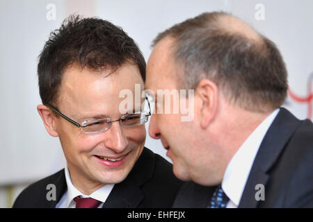 Strbske Pleso, Slowakei. 13. März 2015. Von rechts: Poland´s Minister für auswärtige Angelegenheiten Grzegorz Schetyna und Minister für auswärtige Angelegenheiten und Handel Peter Szijjarto abgebildet, auf der Pressekonferenz nach der zweitägigen Sitzung der Außenminister aus Tschechien, Polen, Slowakei, Ungarn und baltischen und skandinavischen Ländern in Strbske Pleso, Slowakei, Freitag, 13. März 2015. © Jan Koller/CTK Foto/Alamy Live-Nachrichten Stockfoto