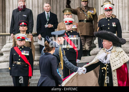 London, UK. 13. März 2015. Prinz William und Kate Middleton ankommen für Afghanistan Gedenken bei der St. Pauls Kathedrale Credit: Guy Corbishley/Alamy Live News Stockfoto