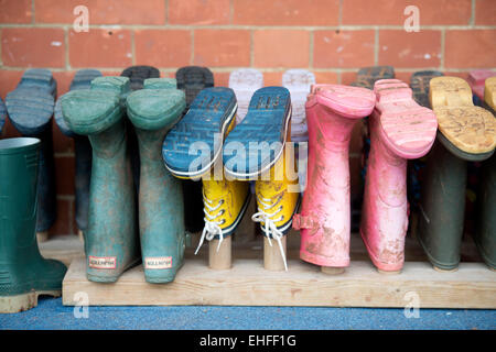 Sidcot Schule in Winscombe, North Somerset, die auf die Quäker Philosophie zur Bildung - Detail Kinder Gummistiefel UK ausgeführt wird Stockfoto