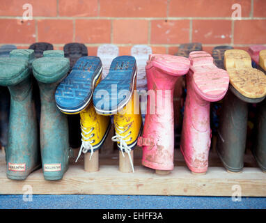 Sidcot Schule in Winscombe, North Somerset, die auf die Quäker Philosophie zur Bildung - Detail Kinder Gummistiefel UK ausgeführt wird Stockfoto