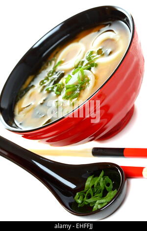 Miso-Suppe mit Meeresfrüchten und grünen Zwiebeln. Stockfoto