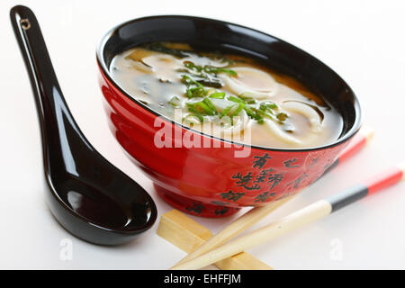 Miso-Suppe mit Meeresfrüchten und grünen Zwiebeln. Stockfoto