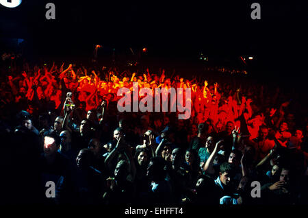 Crowd-Szene in einem Nachtclub 2003. Stockfoto