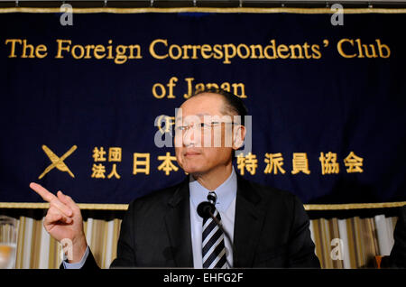 Tokio, Japan. 13. März 2015. Präsident der Weltbankgruppe Jim Yong Kim besucht eine Pressekonferenz in Tokio, Japan, 13. März 2015. Die Weltbank begrüßt Großbritanniens Anwendung ein Gründungsmitglied von der China vorgeschlagen Asiatische Infrastruktur Investment Bank (AIIB) sein und es ist bereit, solche multilateralen Entwicklungsbanken zu helfen, sagte Präsident Jim Yong Kim hier am Freitag. © Stringer/Xinhua/Alamy Live-Nachrichten Stockfoto