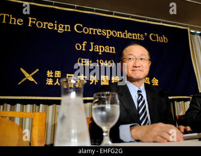 Tokio, Japan. 13. März 2015. Präsident der Weltbankgruppe Jim Yong Kim besucht eine Pressekonferenz in Tokio, Japan, 13. März 2015. Die Weltbank begrüßt Großbritanniens Anwendung ein Gründungsmitglied von der China vorgeschlagen Asiatische Infrastruktur Investment Bank (AIIB) sein und es ist bereit, solche multilateralen Entwicklungsbanken zu helfen, sagte Präsident Jim Yong Kim hier am Freitag. © Stringer/Xinhua/Alamy Live-Nachrichten Stockfoto