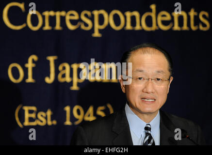 Tokio, Japan. 13. März 2015. Präsident der Weltbankgruppe Jim Yong Kim besucht eine Pressekonferenz in Tokio, Japan, 13. März 2015. Die Weltbank begrüßt Großbritanniens Anwendung ein Gründungsmitglied von der China vorgeschlagen Asiatische Infrastruktur Investment Bank (AIIB) sein und es ist bereit, solche multilateralen Entwicklungsbanken zu helfen, sagte Präsident Jim Yong Kim hier am Freitag. © Stringer/Xinhua/Alamy Live-Nachrichten Stockfoto