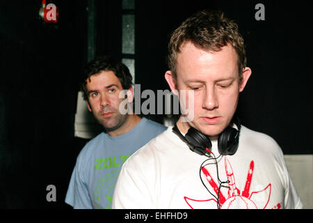 Neil Thornton (links) und Dobbsy von menschlichen Zoo-DJing bei Golf-Verkauf an die Lux Bar London. Stockfoto