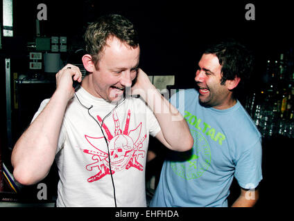 Neil Thornton (links) und Dobbsy von menschlichen Zoo-DJing bei Golf-Verkauf an die Lux Bar London. Stockfoto