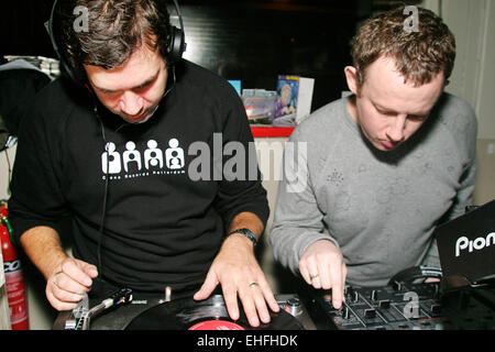 Neil Thornton (links) und Dobbsy von Human Zoo (links) DJing in der verrückten Disco am Grand Central London. Stockfoto