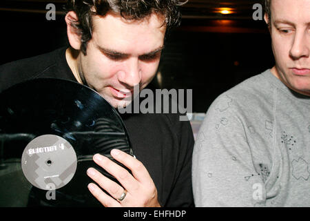 Neil Thornton (links) und Dobbsy von menschlichen Zoo DJing in der verrückten Disco am Grand Central London. Stockfoto