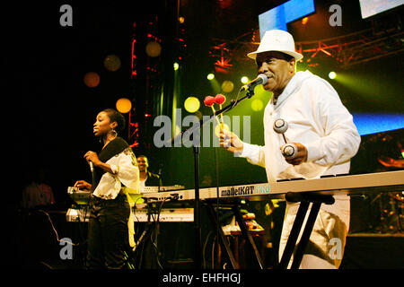 Roy Ayers mit Estelle live auf der Bühne am Hero2Hero Gig im Londoner Shepherds Bush Empire. Stockfoto