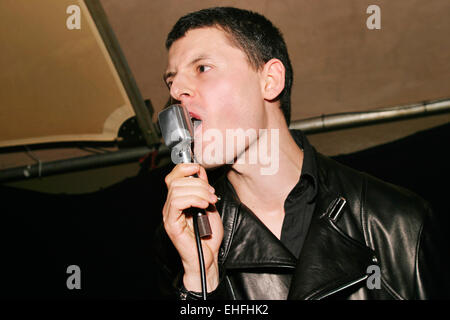 Mitternacht Mike Leben im Trash am The End in London. Stockfoto