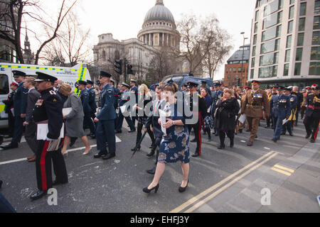 London, UK. 13. März 2015. Ein Service von Mitgliedern der königlichen Familie und Politiker auf St. Pauls besucht ist gefolgt von einer Parade durch die Stadt als Truppen und ihre Familien kennzeichnen das Ende des britischen Beteiligung am Krieg in Afghanistan. Bildnachweis: Paul Davey/Alamy Live-Nachrichten Stockfoto