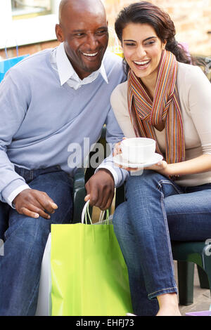 Paar erholsame draußen Kaffee trinken Stockfoto