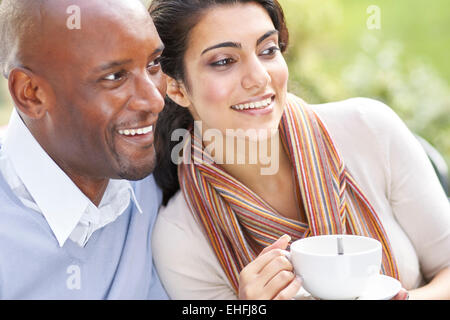 Paar erholsame draußen Kaffee trinken Stockfoto