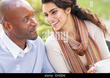 Paar erholsame draußen Kaffee trinken Stockfoto