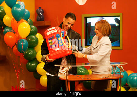 Daddy Yankee mit einem Spielzeug-Zapfsäule auf eine TV-Show in Puerto Rico. Stockfoto