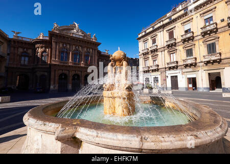 Teatro Bellini hinter dem Brunnen auf der Piazza Bellini, Catania Theater, Sizilien, Italien. Stockfoto