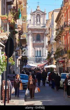 Basilika Santuario della Madonna del Carmine, Straßenszene in Catania, Sizilien, Italien. Stockfoto