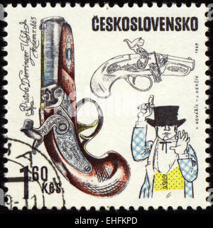 Tschechoslowakei - ca. 1969: Briefmarke gedruckt in Tschechoslowakei zeigt antike Pistole Stockfoto