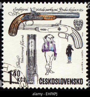 Tschechoslowakei - ca. 1969: Briefmarke gedruckt in Tschechoslowakei zeigt antike Pistole Stockfoto