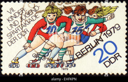 DDR - ca. 1979: Eine Briefmarke gedruckt in DDR (Ostdeutschland) zeigt Gruppe von jungen Roller Skater Stockfoto