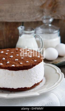 Schokoladenkuchen mit Sahne und Oreo Cookie Krümel Stockfoto