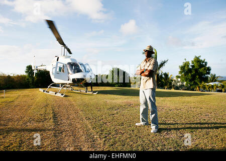 Trevor Nelson stehend von einem Hubschrauber im Bull B House in Antigua. Stockfoto