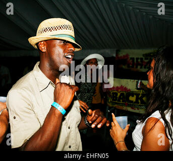 Trevor Nelson tanzen auf dem Bull B zurück II Partyleben in Antigua. Stockfoto