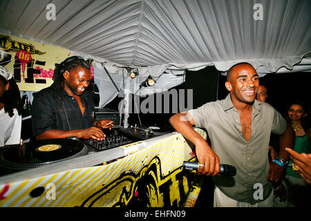 Nigel Förderer von zurück II Leben Antigua mit Jazzie B auf den Decks. Stockfoto