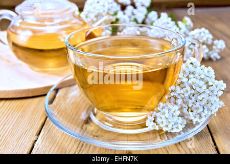 Tee mit Schafgarbe im Cup an Bord Stockfoto