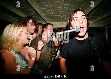 Gute Schuhe zu Abenteuern in rote Beete Feld Bootsparty. Stockfoto