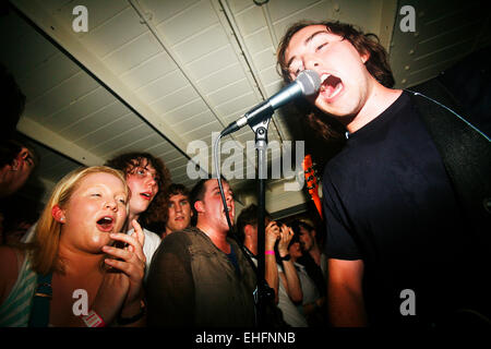 Gute Schuhe zu Abenteuern in rote Beete Feld Bootsparty. Stockfoto