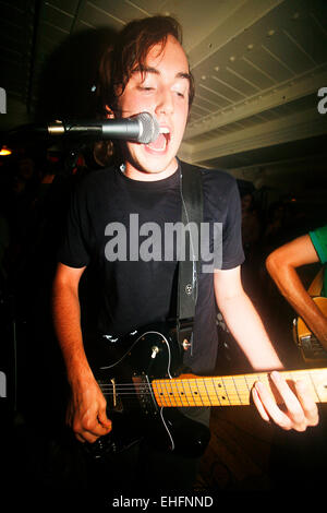 Gute Schuhe zu Abenteuern in rote Beete Feld Bootsparty. Stockfoto