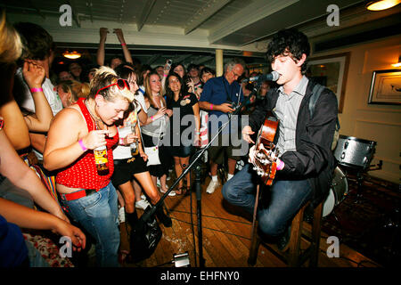 Abenteuer in rote Beete Feld Bootsparty. Stockfoto