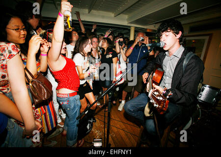 Abenteuer in rote Beete Feld Bootsparty. Stockfoto