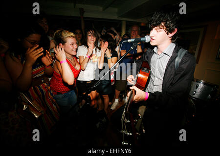 Abenteuer in rote Beete Feld Bootsparty. Stockfoto