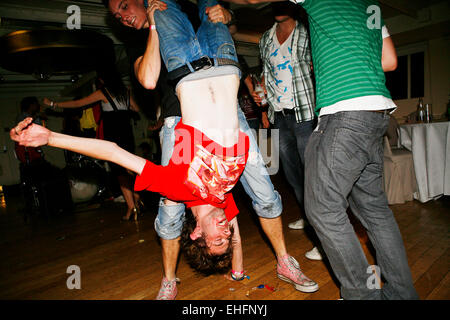 Gute Schuhe zu Abenteuern in rote Beete Feld Bootsparty. Stockfoto